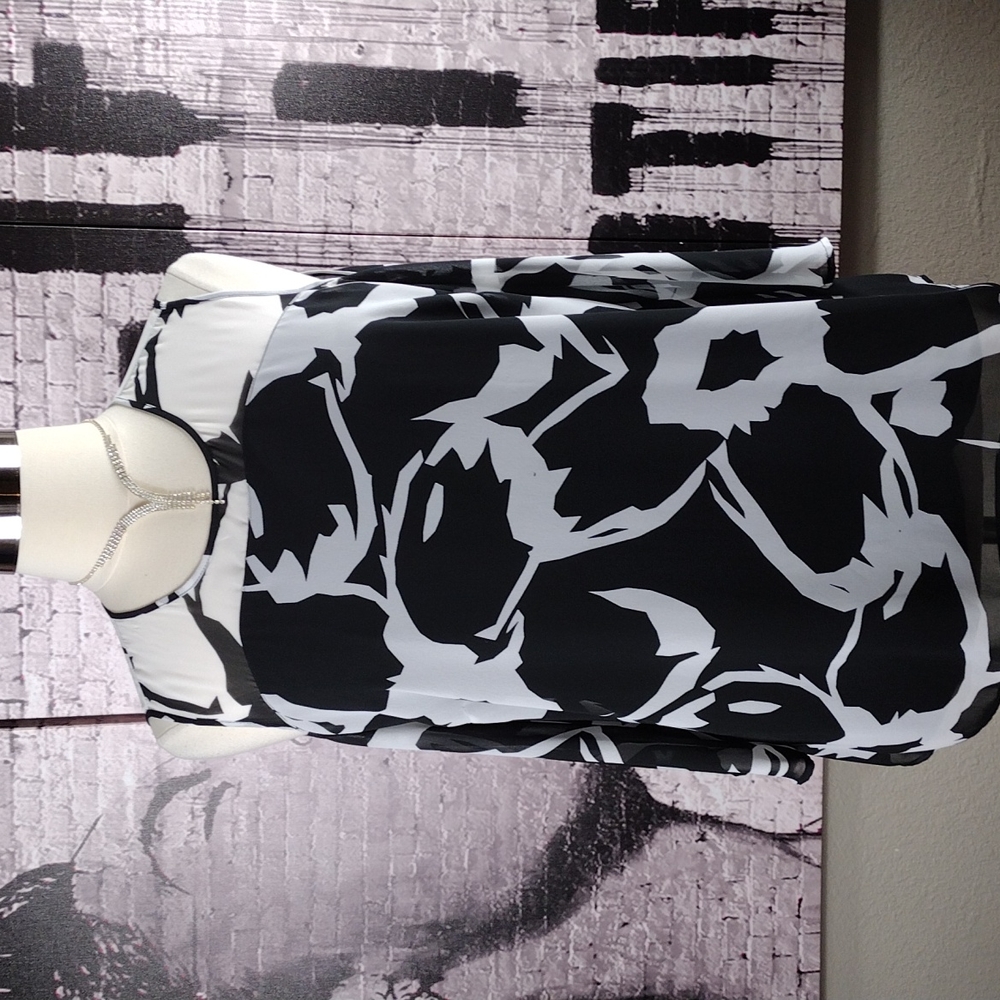 ❤️6 items for $30 Vince Camuto Black & White Floral Cold Shoulder Blouse EUC